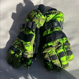 Snow Green and Black Camouflage Gloves